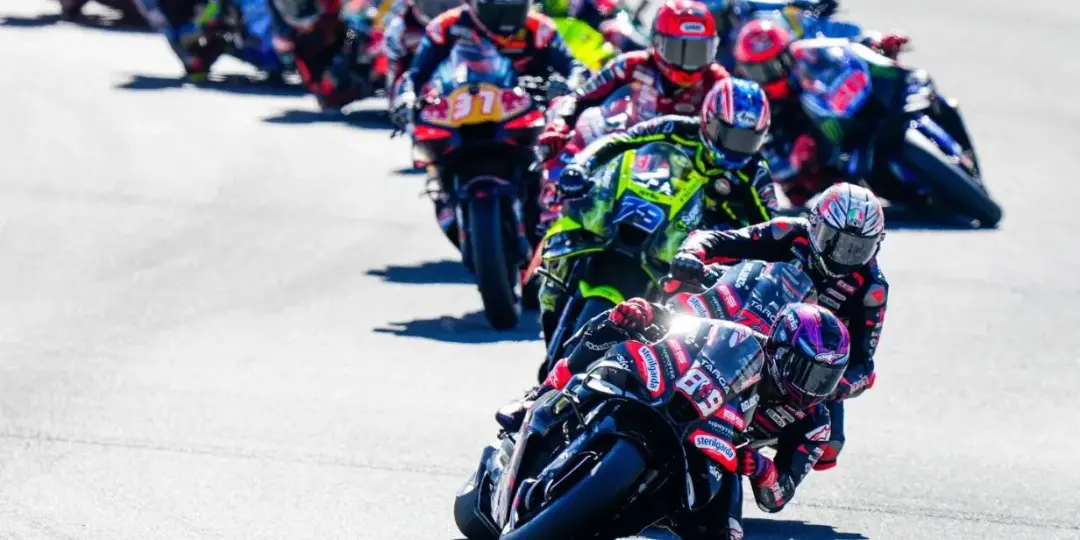 MotoGP trouxe gente de fora, como executivos da NFL e F1, pra reforçar a liderança. É um sinal de que a categoria tá pe…