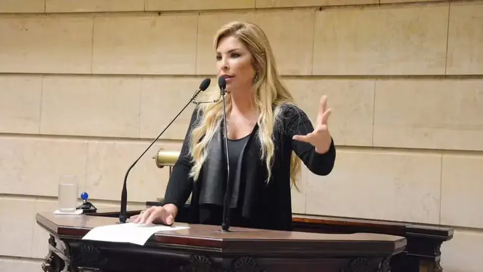 Verônica Costa, ex-vereadora, tem mandado de prisão expedido pela Justiça do Rio de Janeiro após condenação a 10 anos e…