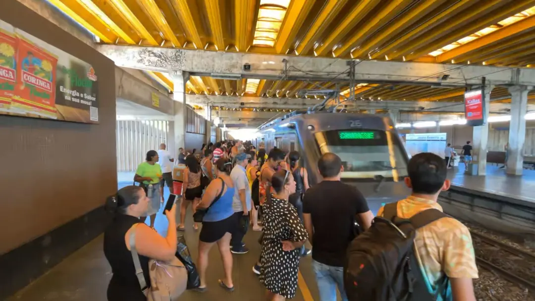 Linha Centro do Metrô do Recife voltou a rodar depois de uma árvore cair na rede elétrica, paralisando o sistema. Essa …