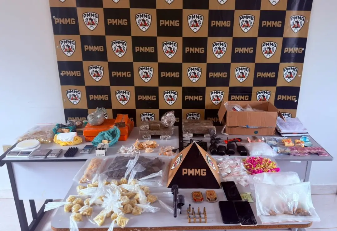 Itacarambi apreendeu 888 pinos de cocaína, 43 pedras de crack e um revólver calibre .38 em operação. O material encontr…