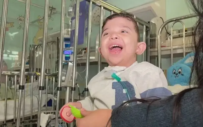 Rhavi, menino de 3 anos, deixa o Hospital de Clínicas de Porto Alegre após 3 anos e 7 meses de internação com Síndrome …