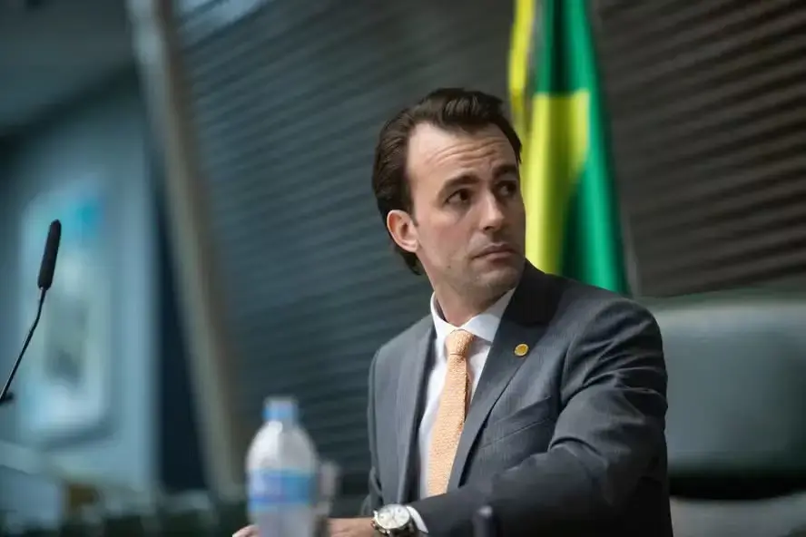 TSE liberou a imagem de Bolsonaro em campanha de Lucas Bove. A decisão derrubou uma liminar anterior, e isso mostra com…