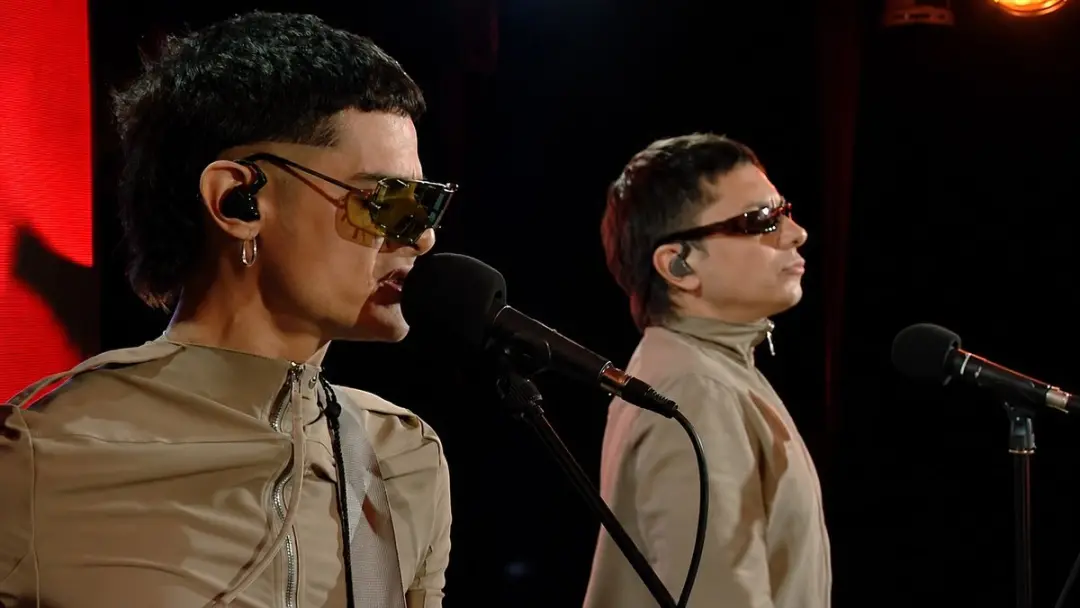 CA7RIEL e Paco Amoroso fizeram um cover de Wannabe, as Spice Girls, para o BBC Live Lounge. A releitura da música dos a…