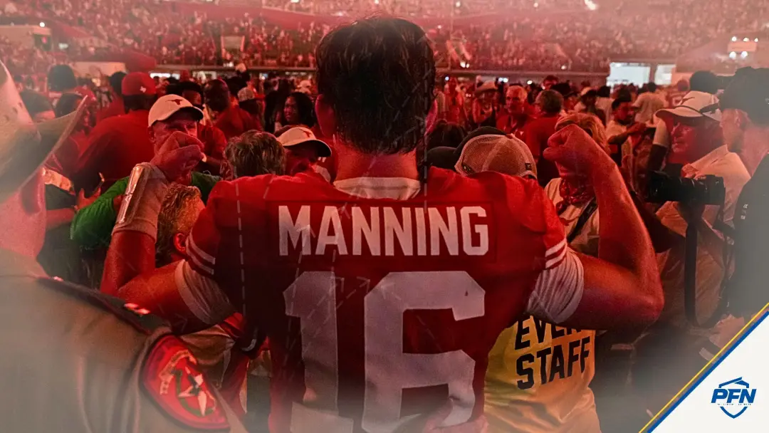 Arch Manning recebeu críticas por abraçar a atenção antes de se consolidar como QB do Texas. Cowherd apontou que a taxa…