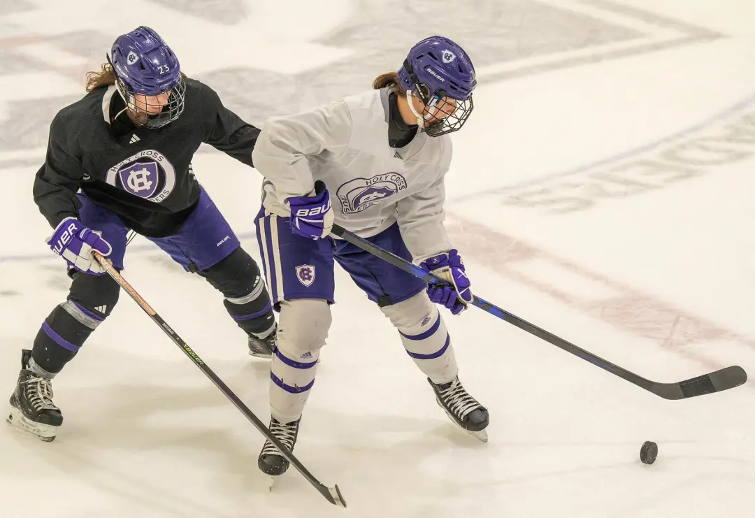 Holy Cross vai receber Delaware no dia 25 de setembro para abrir a temporada 2026-27, buscando superar o sucesso de 19 …