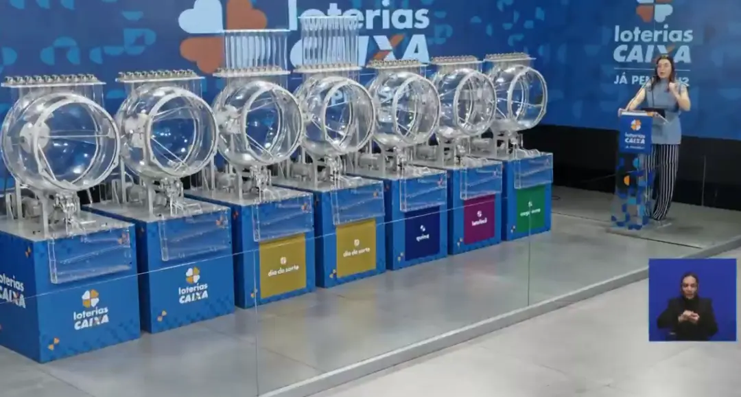 Mega-Sena com prêmio de quase 37 milhões de reais, sorteada com as dezenas 11 38 18 17 05 09 no Espaço Caixa Loterias. …