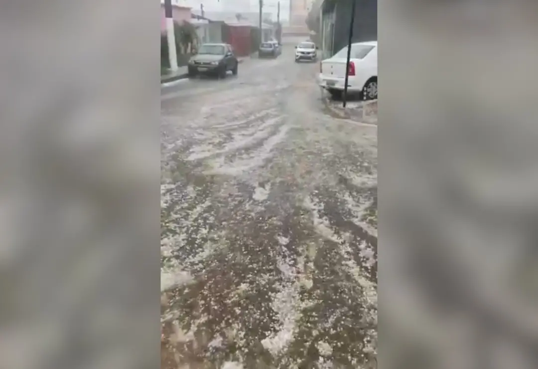 Granizo e vento derrubaram parte do teto do Centro Municipal de Educação Infantil em Wanderlândia, no Tocantins. A susp…