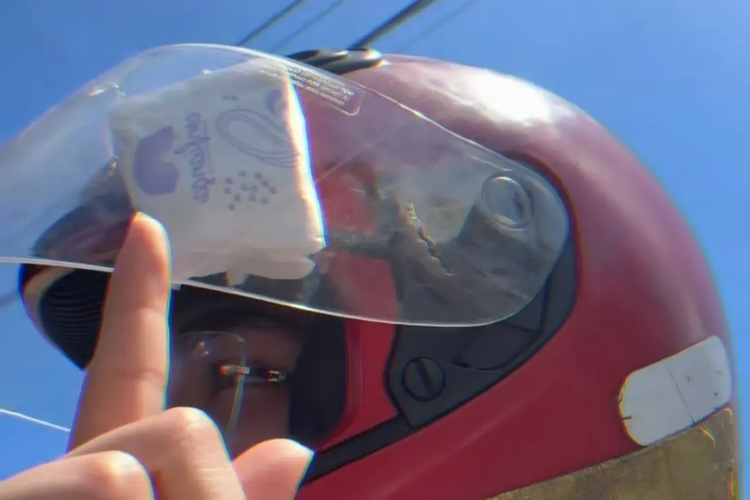 Manaus, mulher que pedia corrida de moto encontrou um absorvente preso no capacete. É uma situação bizarra que mostra o…