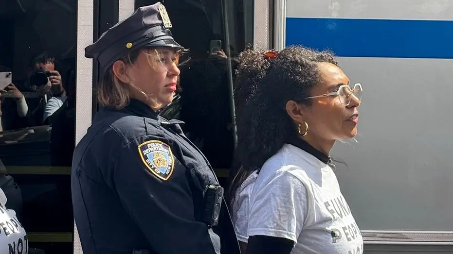 Darializa Avila Chevalier, candidata socialista, foi detida em Manhattan durante protesto contra o discurso de Netanyah…