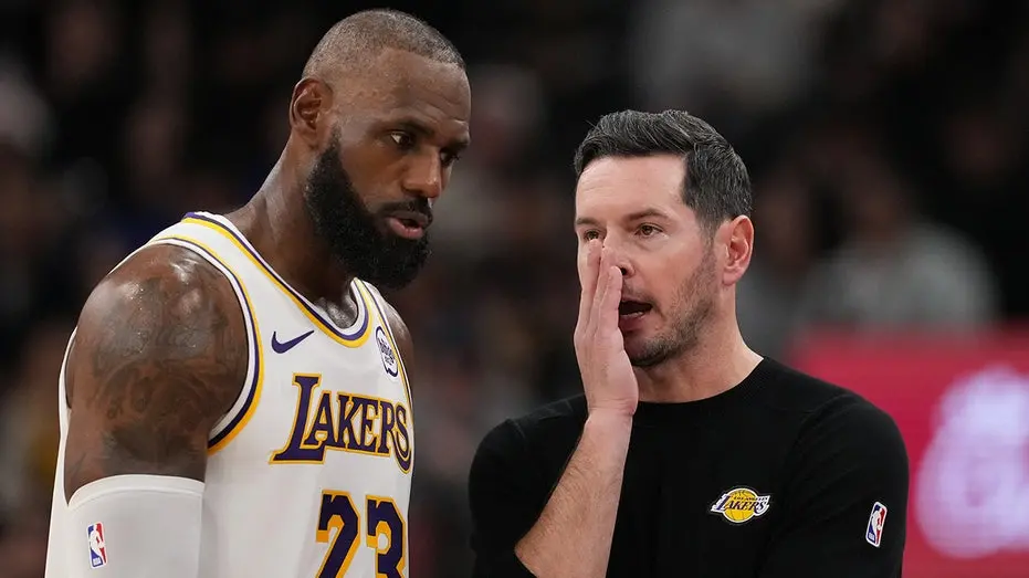 JJ Redick, técnico dos Lakers, comentou na coletiva que a equipe tem uma identidade mais clara agora, após a saída de L…
