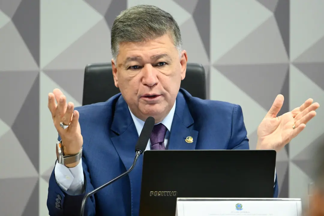 Senador Carlos Viana cobrou explicações de Davi Alcolumbre sobre a suposta blindagem no Senado e a relação com Daniel V…