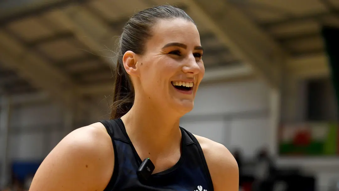 Georgia Rowe, a atacante de netball, tem 1,95m e aprendeu a gostar da altura, que antes não a deixava confortável. É bo…