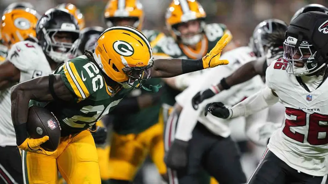 Apesar da vitória do Atlanta sobre o Green Bay por 35 a 14, a recepção em Lambeau Field foi de vaias, até um jogador le…