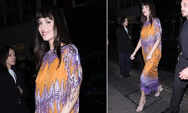 Dakota Johnson apareceu em Londres com um vestido laranja e roxo forte no evento da Valentino Beauty. A produção dela f…