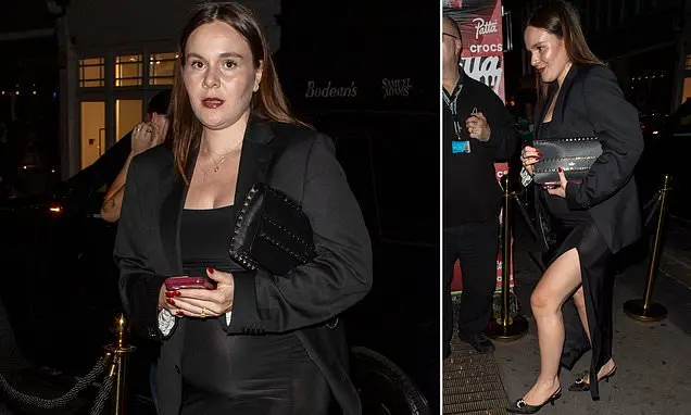 Holly Ramsay, grávida, apareceu sozinha em Londres no baile da Valentino Beauty usando um vestido preto com fenda alta.…