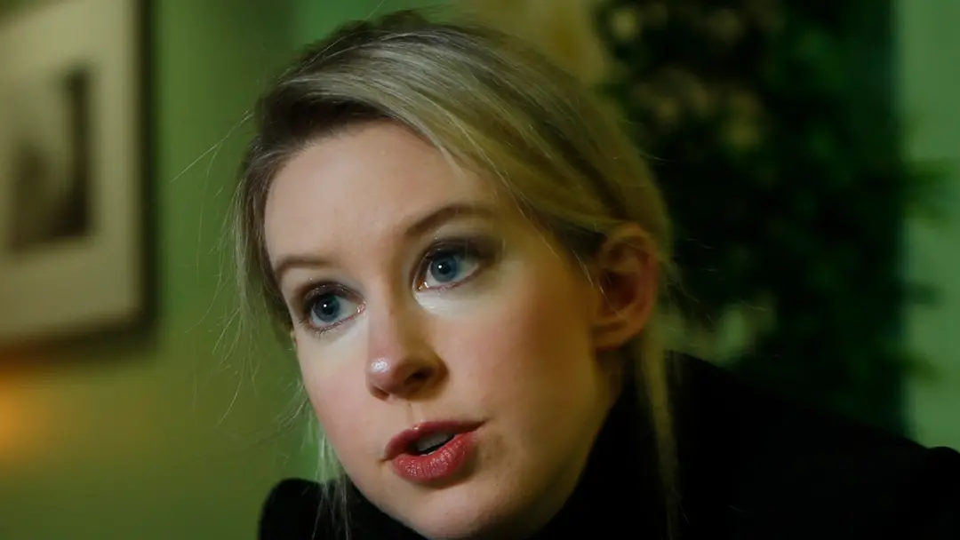 Elizabeth Holmes foi impedida de contatar os investidores que ela enganou, no valor de mais de 452 milhões de dólares, …