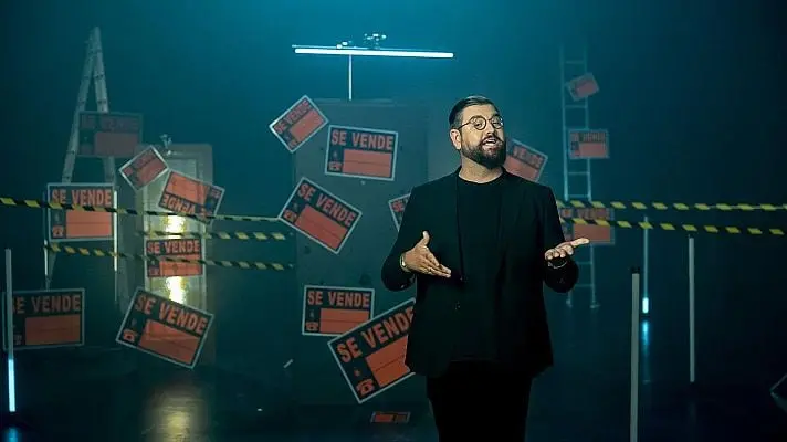 Manu Sánchez usou uma adaptação de Aqui no hay quien viva para falar do despejo da Maricarmen Abascal em El Perro Andal…