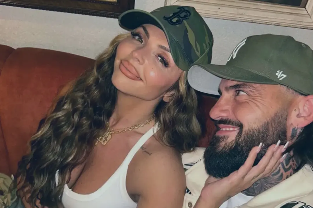 Jesy Nelson postou fotos com o namorado Ben mostrando um beijo fofo e olhares de admiração. Parece que a vida tá leve a…