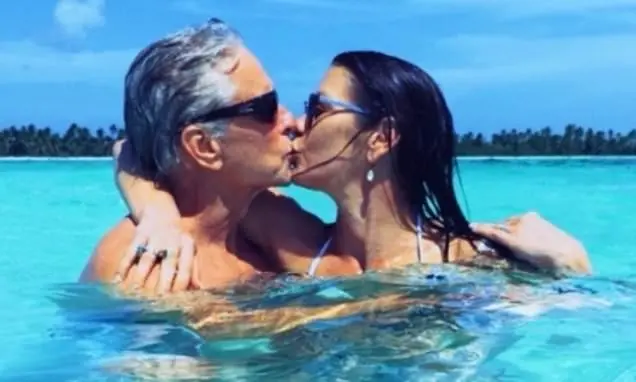 Catherine Zeta Jones e Michael Douglas celebraram o aniversário de 82 anos do marido com um momento romântico no oceano…