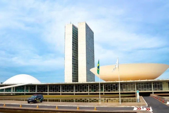 Concursos de 2026 abrem vagas até R$ 37 mil, com destaque para TRF-2 e Câmara dos Deputados. A busca por cargos com bom…