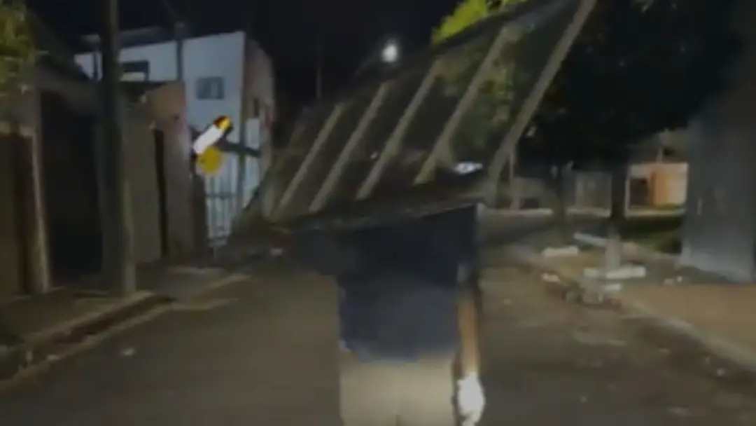Uberlândia, MG. Dois homens foram escoltados pela PM para devolver um portão furtado de prédio no bairro Saraiva. É um …