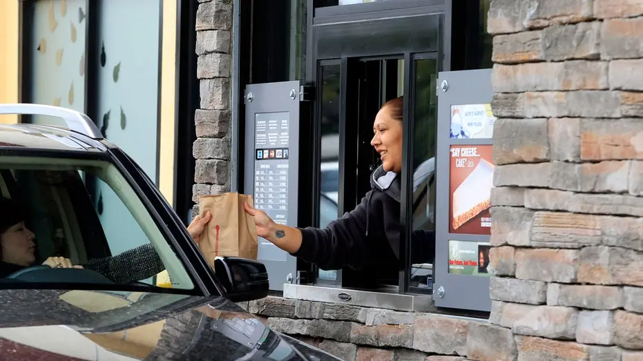 Drive-thru virou rotina para milhões de americanos, saindo de novidade para hábito diário. A conveniência do estilo de …