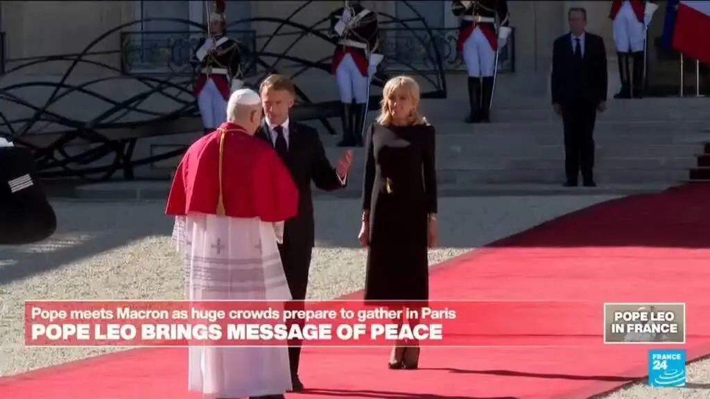 Presidente Macron recebeu o Papa Leo XIV no Palácio do Eliseu na sexta, dia 25 de setembro. O cerimonial no pátio e o a…