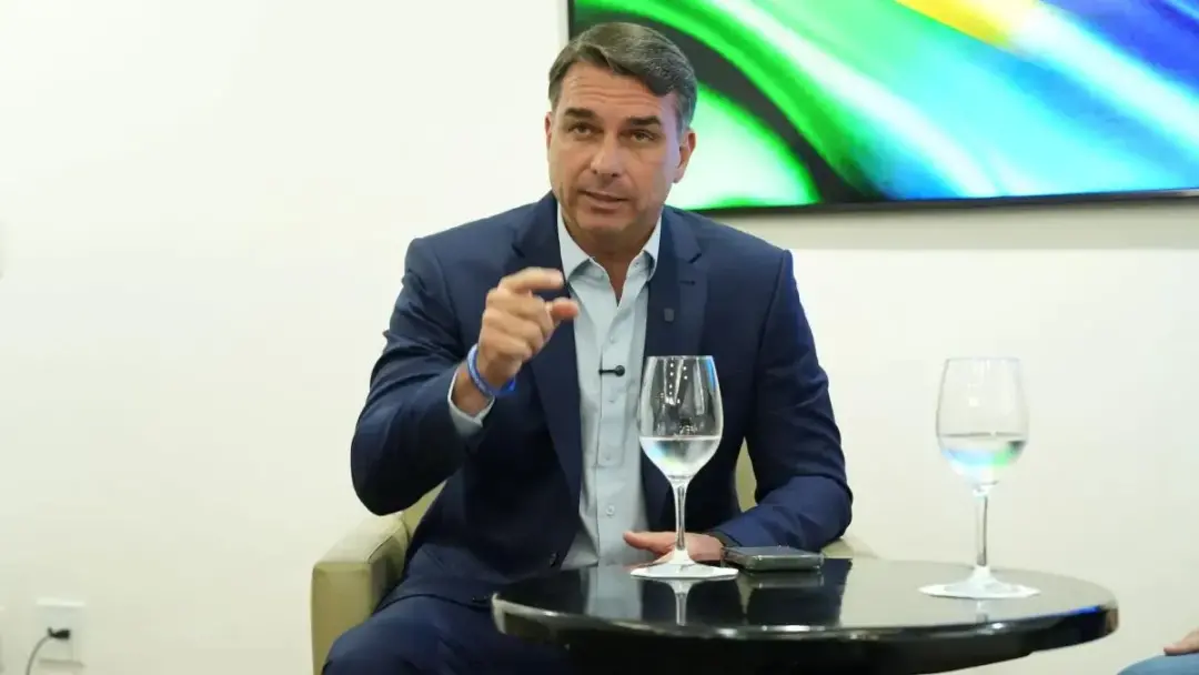Flávio Bolsonaro chamou Lula de pai do tigrinho durante podcast. Ele atribuiu ao governo o crescimento das apostas em c…