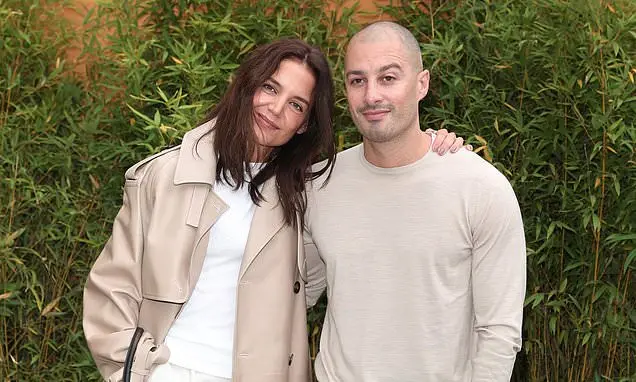 Katie Holmes e Jason Bard Yarmosky apareceram em looks combinando no evento da Tods na Semana de Moda de Milão. É inter…