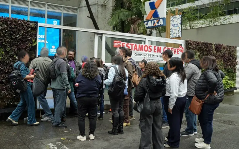 60 por cento dos bancarios da Caixa precisam voltar ao trabalho por determinação do TST. A decisão limita a greve para …