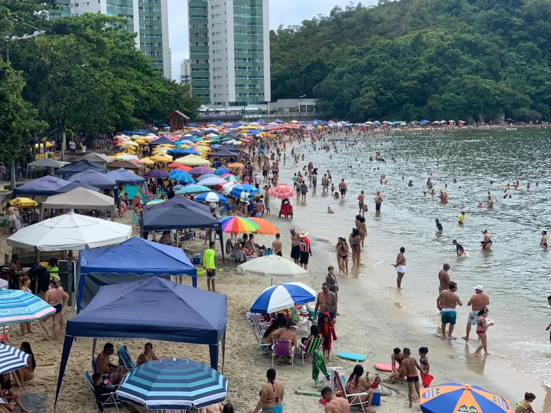 No litoral de São Paulo, 90 praias foram classificadas como impróprias para banho, com 25 no Norte e 65 no Sul. A bacté…