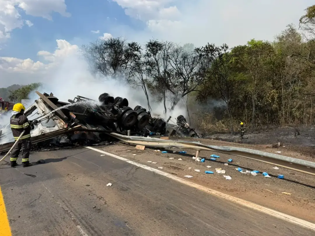 Km 233 da BR-153 em São Luiz do Norte teve caminhão pegando fogo depois de colisão com objeto fixo. O desencarceramento…