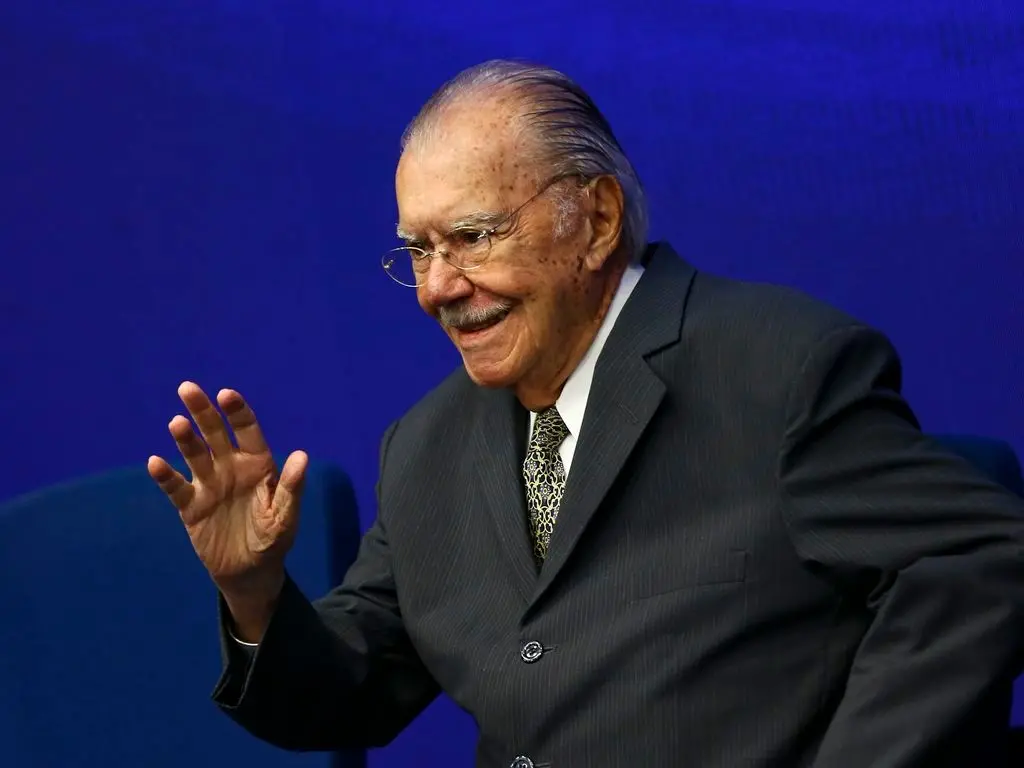 Sarney, de 96 anos, foi internado no Sírio-Libanês em São Paulo para tratar pneumonia bacteriana. O quadro dele está es…