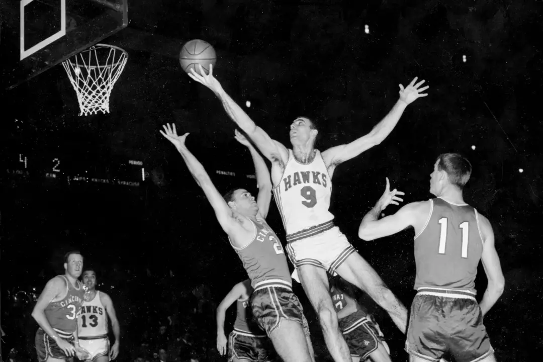 Bob Pettit, primeiro MVP da NBA, faleceu aos 93 anos perto de sua cidade natal em Louisiana. Um pioneiro que chegou a a…