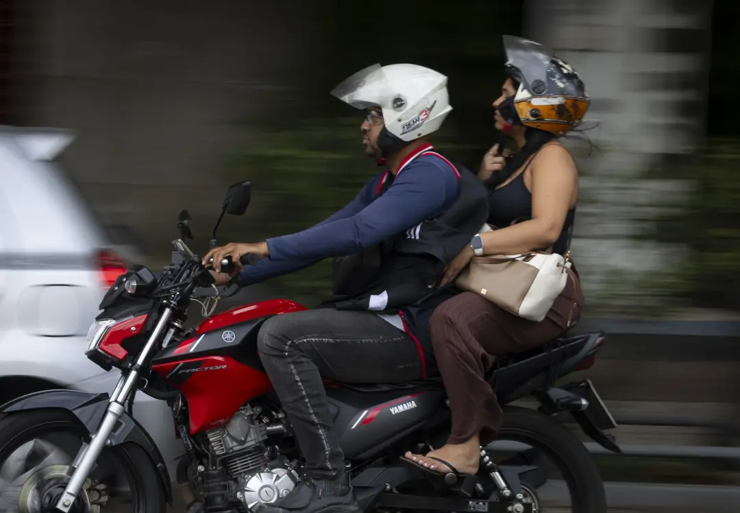 Cenas de descumprimento de regras foram observadas no Rio de Janeiro, com apenas cinco motociclistas cumprindo as norma…