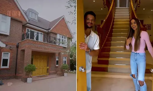 Peter e Emily Andre mostraram a mansão deles em Surrey, com um closet grande, para o podcast At Home With The Andres. A…