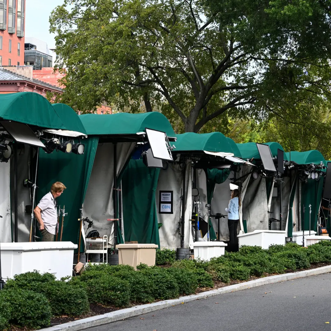 Crews da CBS e da CNN retomam a cobertura da Casa Branca após o impasse, preparando-se para os eventos com Trump e Xi J…