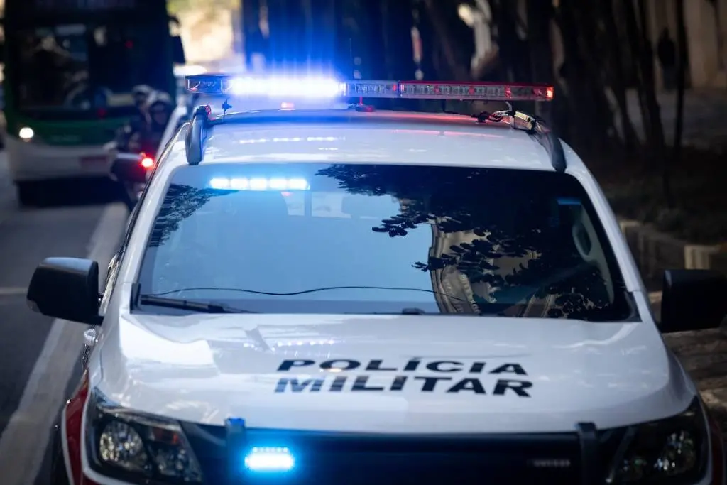174 agentes da PM cercaram Paraisópolis em São Paulo nesta sexta, apreendendo um homem procurado por roubo. É grande op…