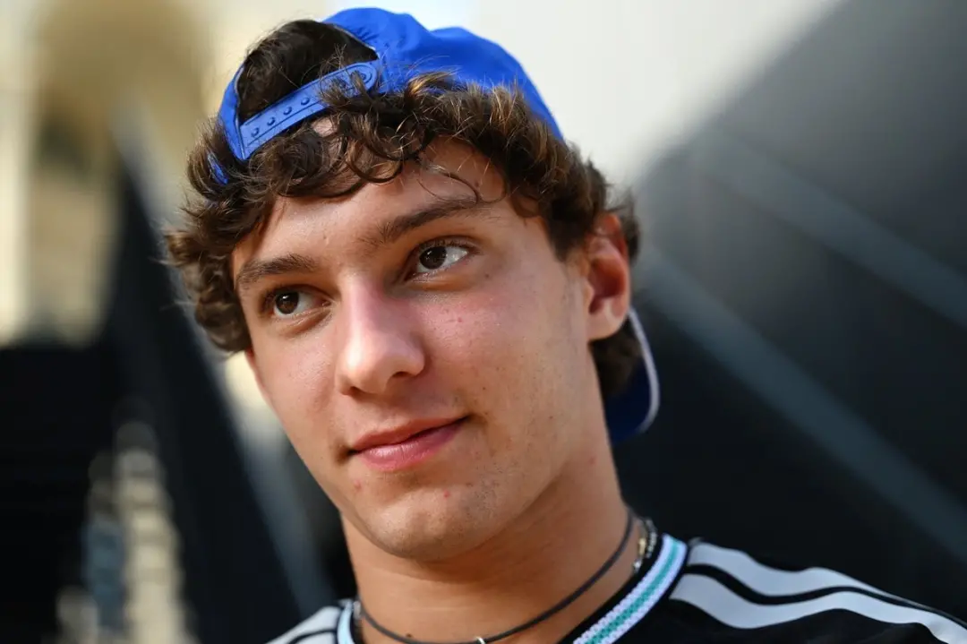 Kimi Antonelli sofreu um acidente desnecessário em Baku, ficando 16º na grade após bater na parede em Turno 1. É uma pe…