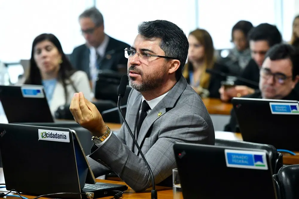 Marcos Rogério, nome do PL, assume posto de vice-líder no Congresso Nacional. Ele tem sido um aliado forte da família d…