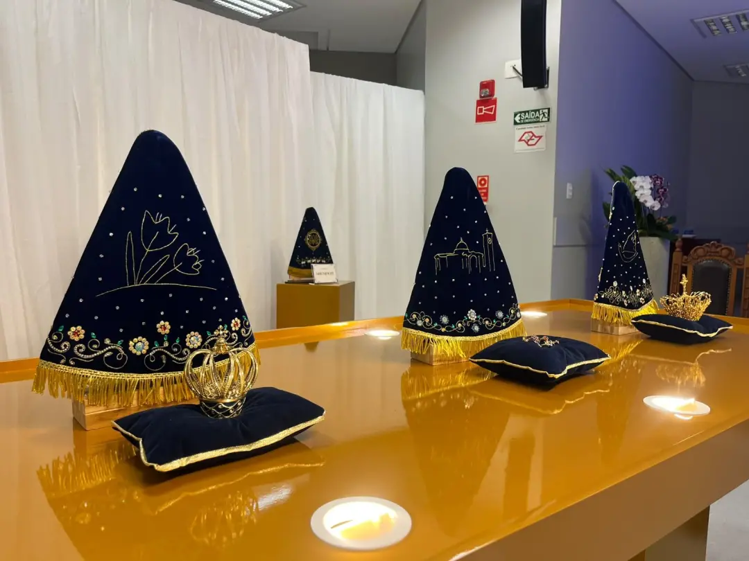 Aparecida recebeu o Manto e o Trono para a Festa da Padroeira 2026. As peças, com símbolos como o Espírito Santo e a Ba…