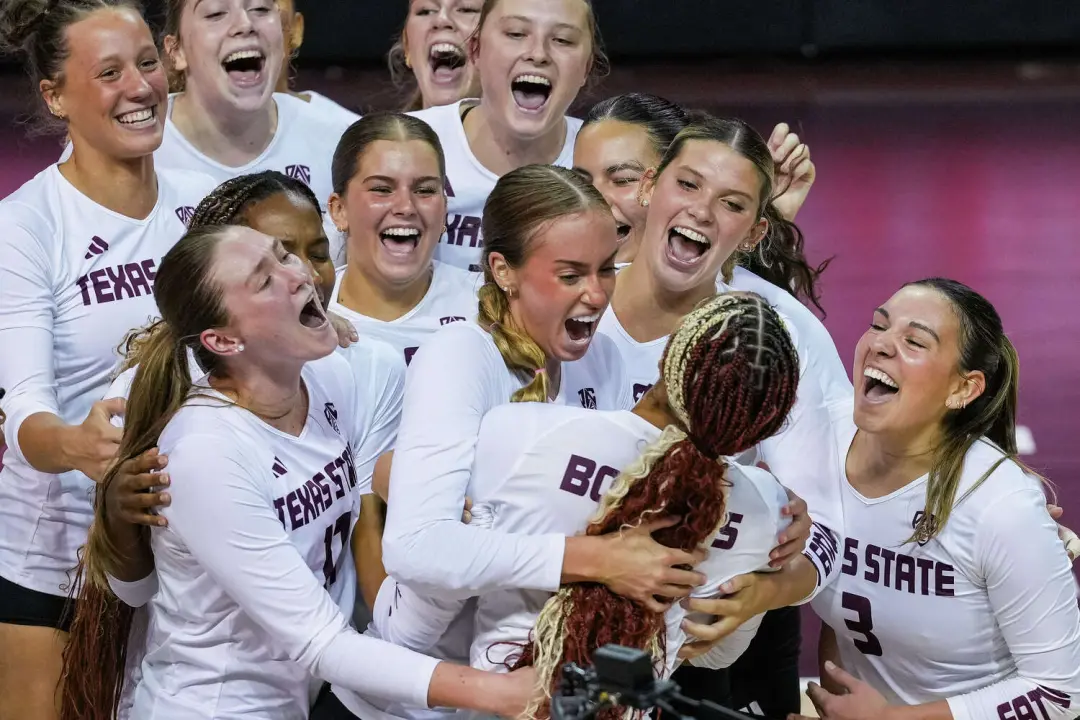 Texas State ganhou seu primeiro jogo na conferência Pac-12, batendo o Utah State por 3 a 0. A mensagem da ex treinadora…