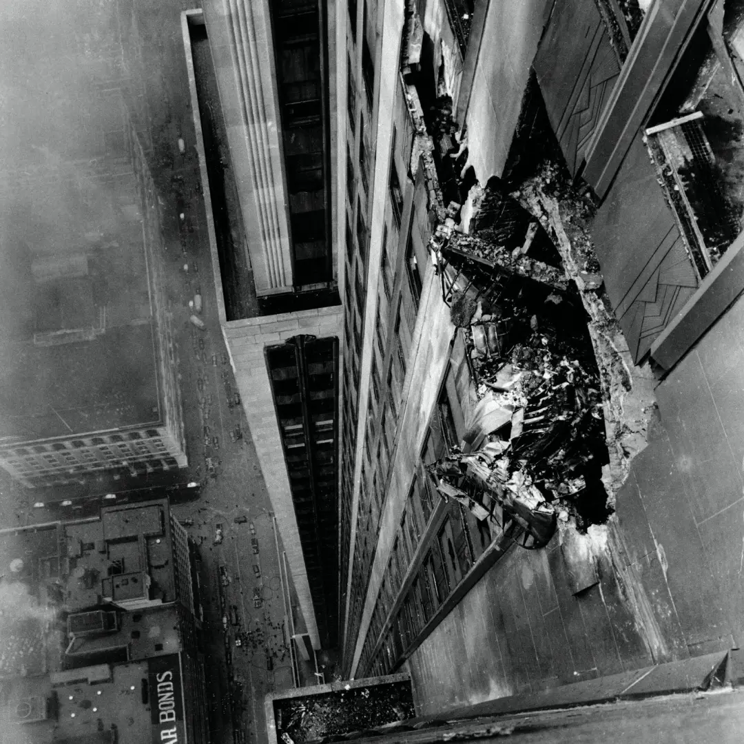O B-25 bomber bateu no Empire State Building em 1945 e um fotógrafo se colocou bem perto pra registrar. É impressionant…