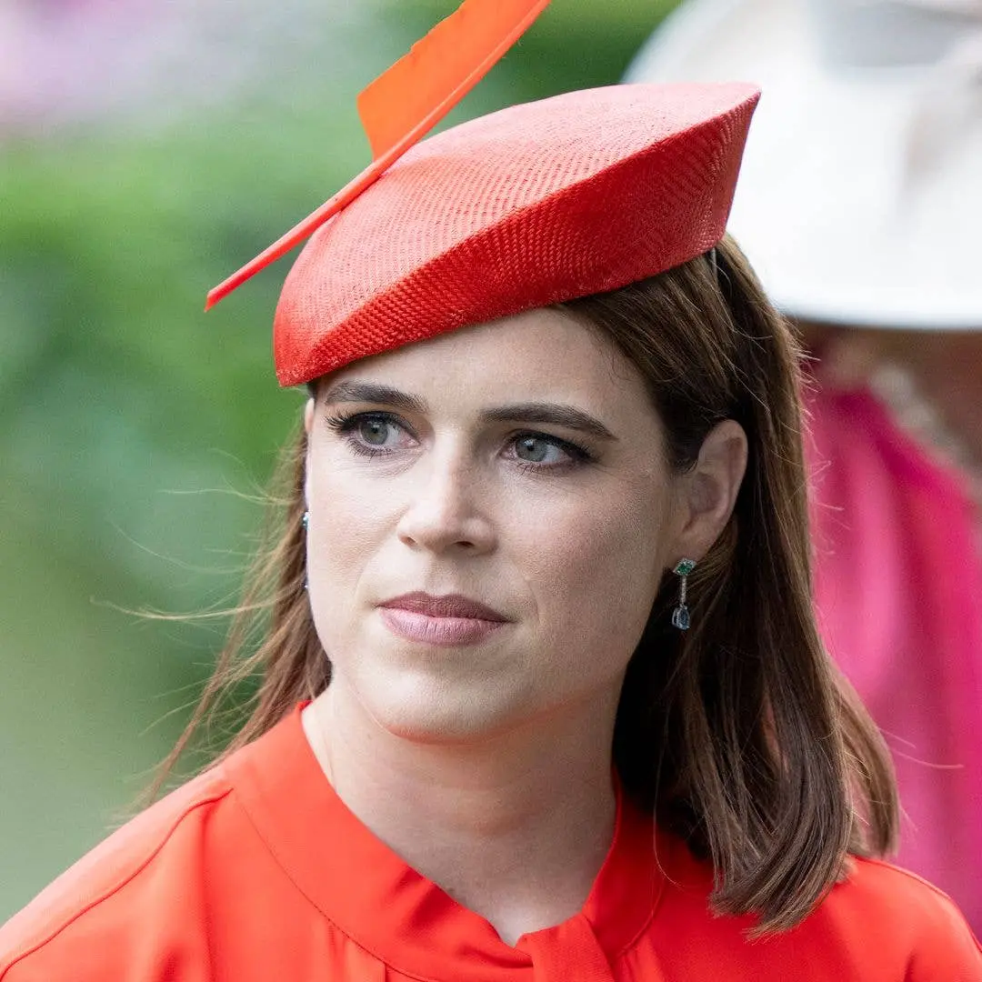 Princess Eugenie arrasou com mini vestido de bolinhas contra o calor. Acho que esse look funciona bem pra quem tá no cl…