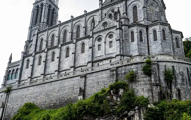 Lourdes, santuário na França, recebe o Papa Leão 14 por quatro dias nesta viagem apostólica. O local atrai milhões de p…