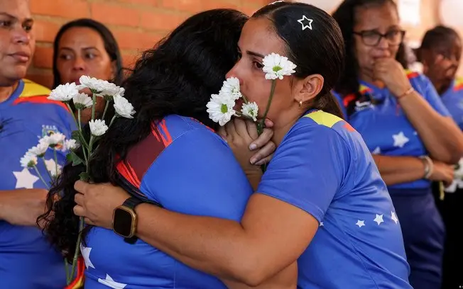 La Guaira, Venezuela, enfrenta crise após terremotos, com escassez de água e lentidão na retirada de escombros três mes…