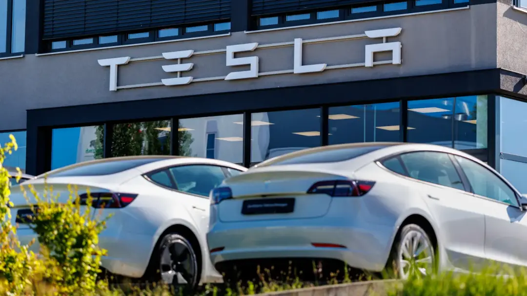 Fábrica da Tesla na Califórnia responde a acusações de discriminação racial, envolvendo trabalhadores negros. Isso most…