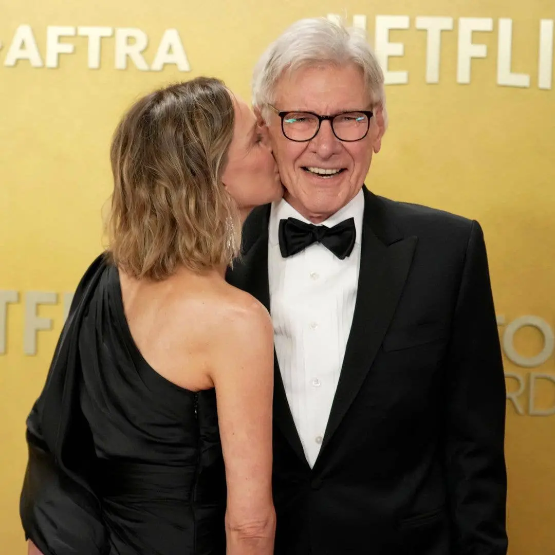 Harrison Ford, antes de casar com Calista Flockhart em 2010, esteve casado duas vezes. Isso mostra que a vida pessoal d…