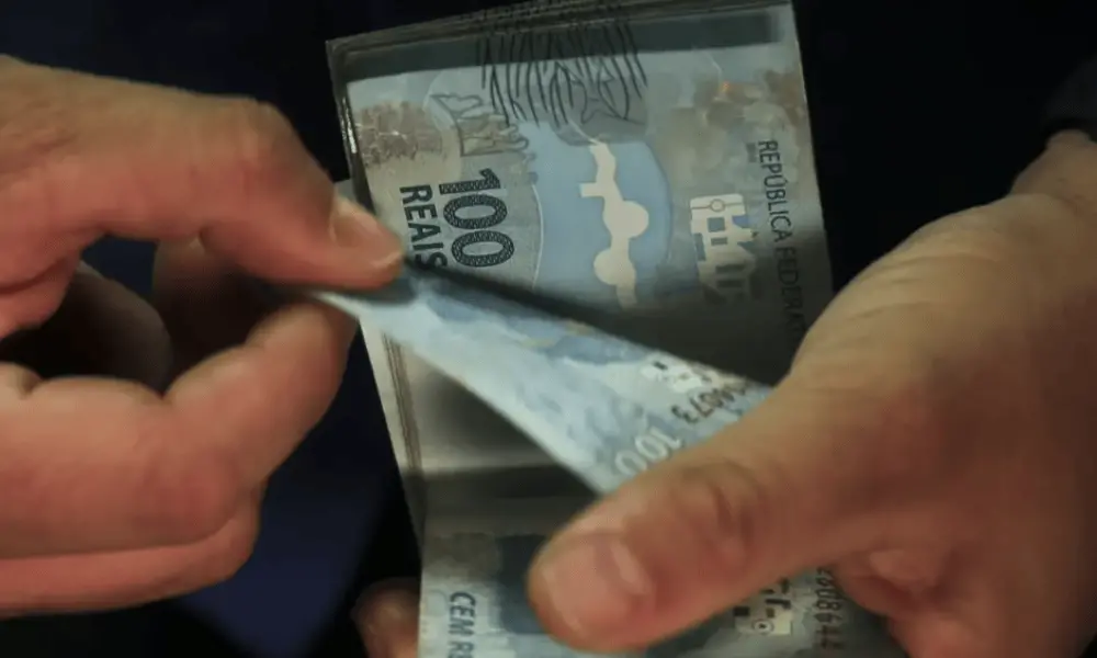Valores esquecidos de PIS e Pasep, entre R$ 2,8 mil e R$ 2,9 mil, estão sendo pagos pela Caixa para quem trabalhou entr…