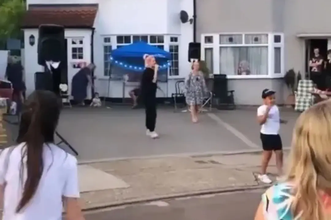Anne Marie cantando Rockabye no pátio de uma rua tranquila. É legal ver a artista em um momento mais descontraído fora …